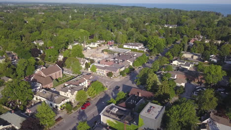 Luftaufnahme-Am-Frühen-Morgen-über-Der-Wunderschönen-Stadt-Niagara-on-the-Lake,-Ontario