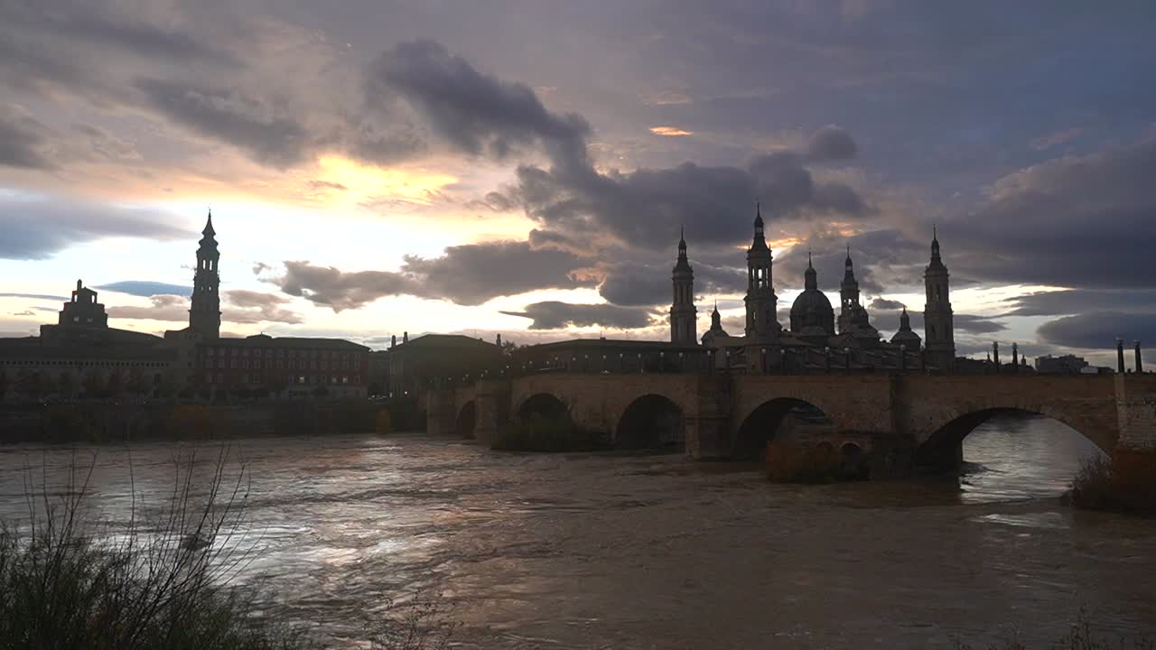 Tramonto sulla città: un fiume l'attraversa