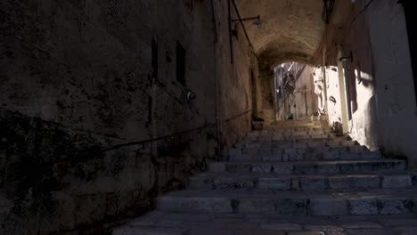 Matera,-Italien-Gasse-Große-Leichte-Pfanne-Von-Links-Nach-Rechts