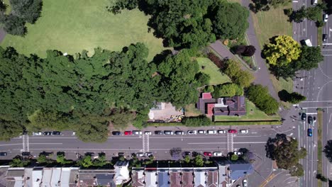 parque de división de calles de la ciudad y drone de paisaje urbano hacia abajo