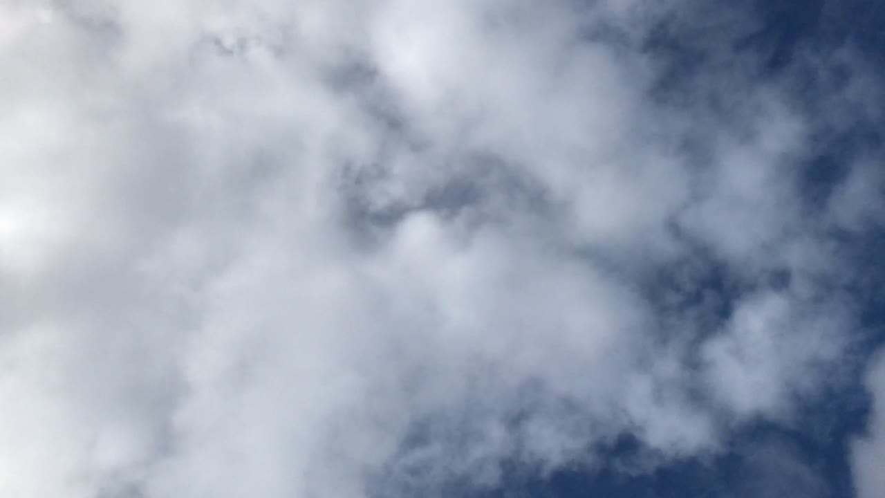 nubes blancas moviéndose suavemente en el cielo durante el día en auckland nueva zelanda
