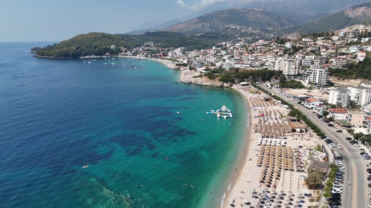 Vista aérea de drone da baía curva de Dhermi na Albânia, mar Jônico turquesa e beira-mar da Riviera Albanesa