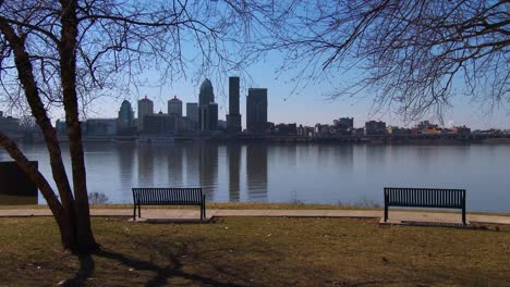 Ein-Wunderschöner-Park-Mit-Blick-Auf-Louisville,-Kentucky-Und-Den-Ohio-River