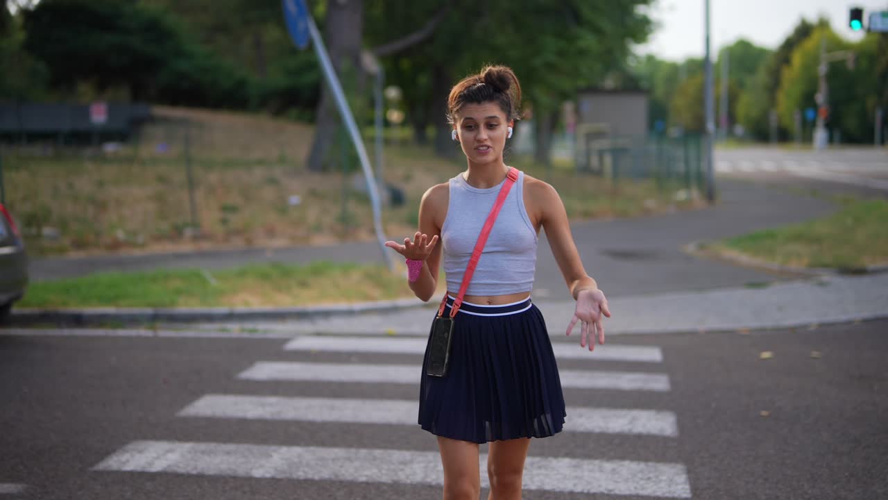una mujer joven cruzando la calle.