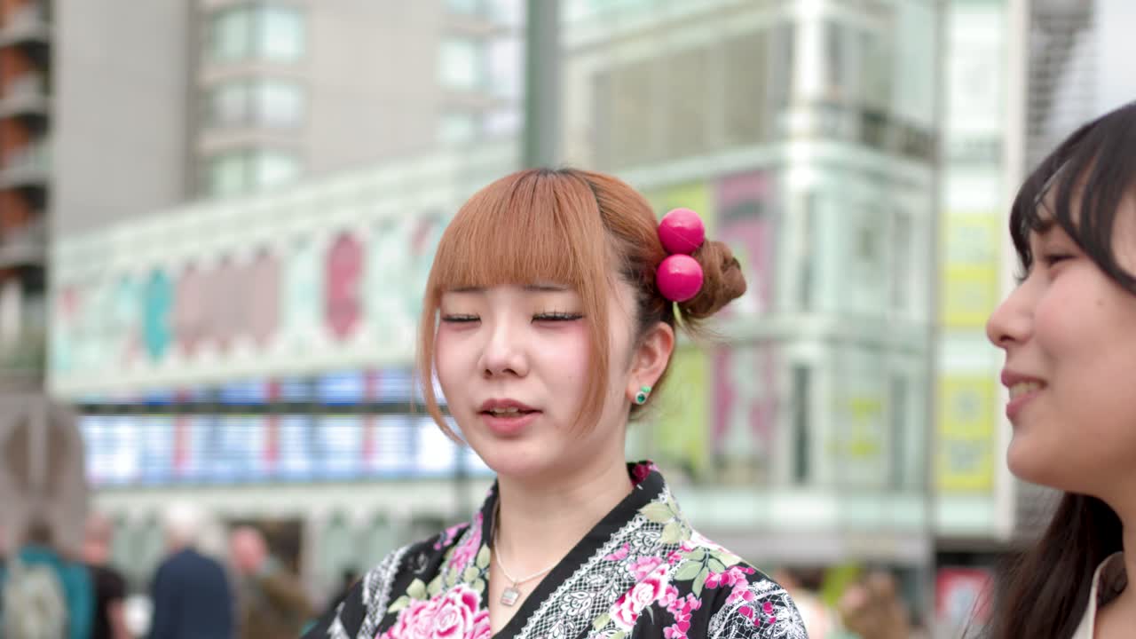 Ueno Parkı'nda çiçekli kimono giyen genç bir Japon kadının yakın çekimi