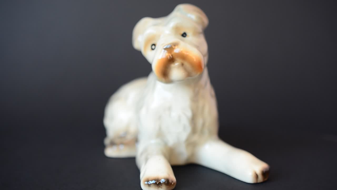 Scatto di una statuetta di un terrier. Scatto di una statuetta.