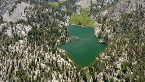 Antenne-Des-Kristallsees-Und-Seiner-Schneebedeckten-Berge-Im-Sommer,-Mammutseen-In-4k