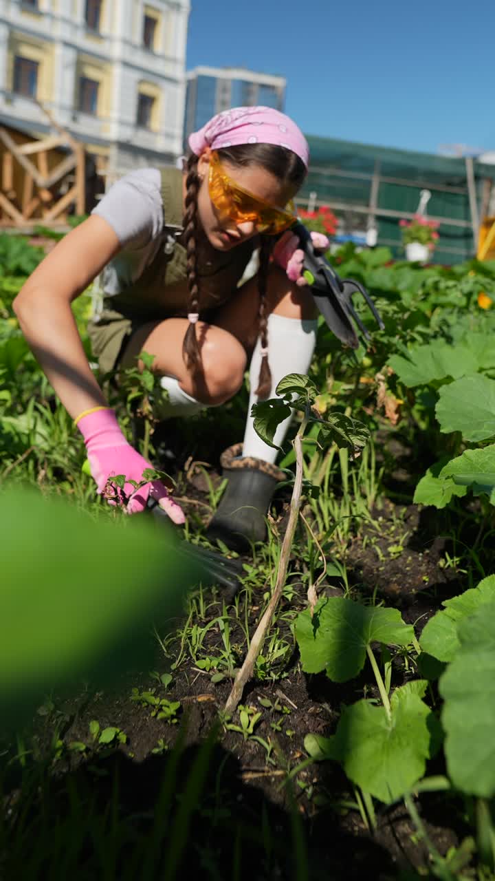 mujer joven en la jardinería.