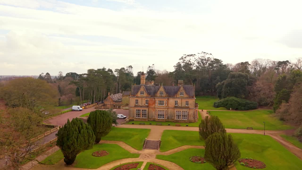 Ampio video aereo 4K 60FPS in avvicinamento del Castello di Bangor a Bangor, Contea di Down nell'Irlanda del Nord. Prodotto con colore Rec709.