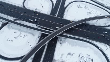 vista aérea de una intersección de autopistas cubierta de nieve en invierno.
