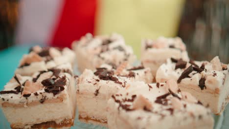 pastel horneado con chispas de chocolate