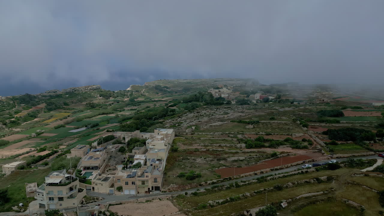 Villaggio di l-Bahrija a Rabat, Malta, ripresa aerea con movimento