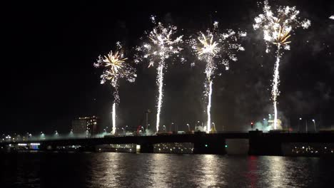 Imágenes-En-Cámara-Lenta-Del-Espectáculo-De-Fuegos-Artificiales-En-Aalborg,-Dinamarca