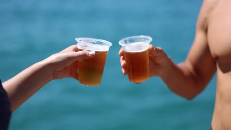 해변에서 맥주를 마시며 토스하는 사람들