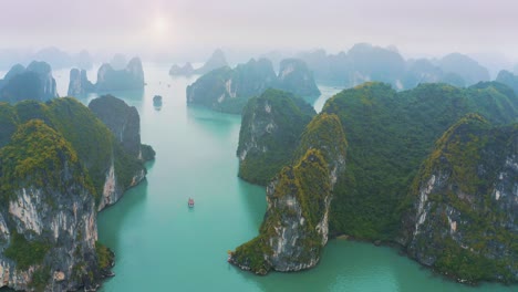 Vista-Aérea-De-La-Bahía-De-Ha-Long-De-Vietnam:-Impresionante-Paisaje-Oceánico