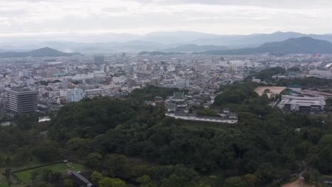 Vista-Aérea-De-Wakayama-Temprano-En-La-Mañana-Con-Ciudad-Y-Castillo