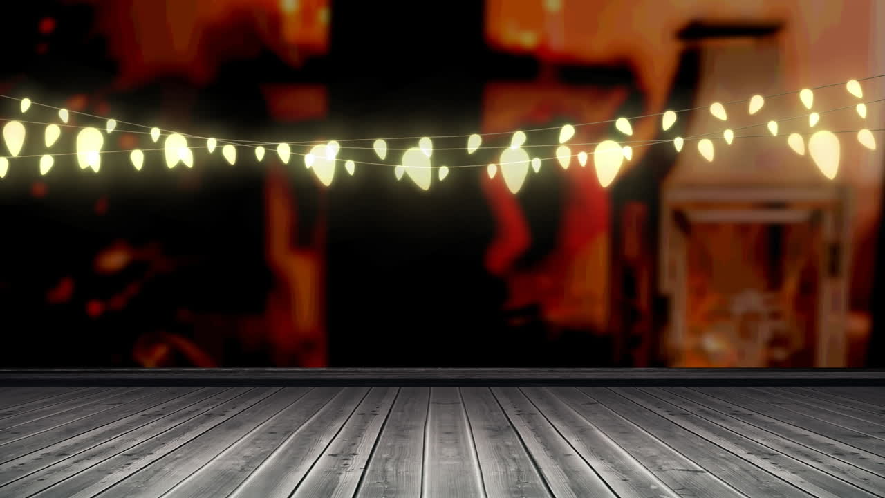 빛나는 노란색 요정 빛 장식은 텍스처 된 나무 판 위에 매달려 있습니다.