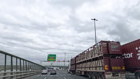 vehículos que viajan en una carretera en ballarat