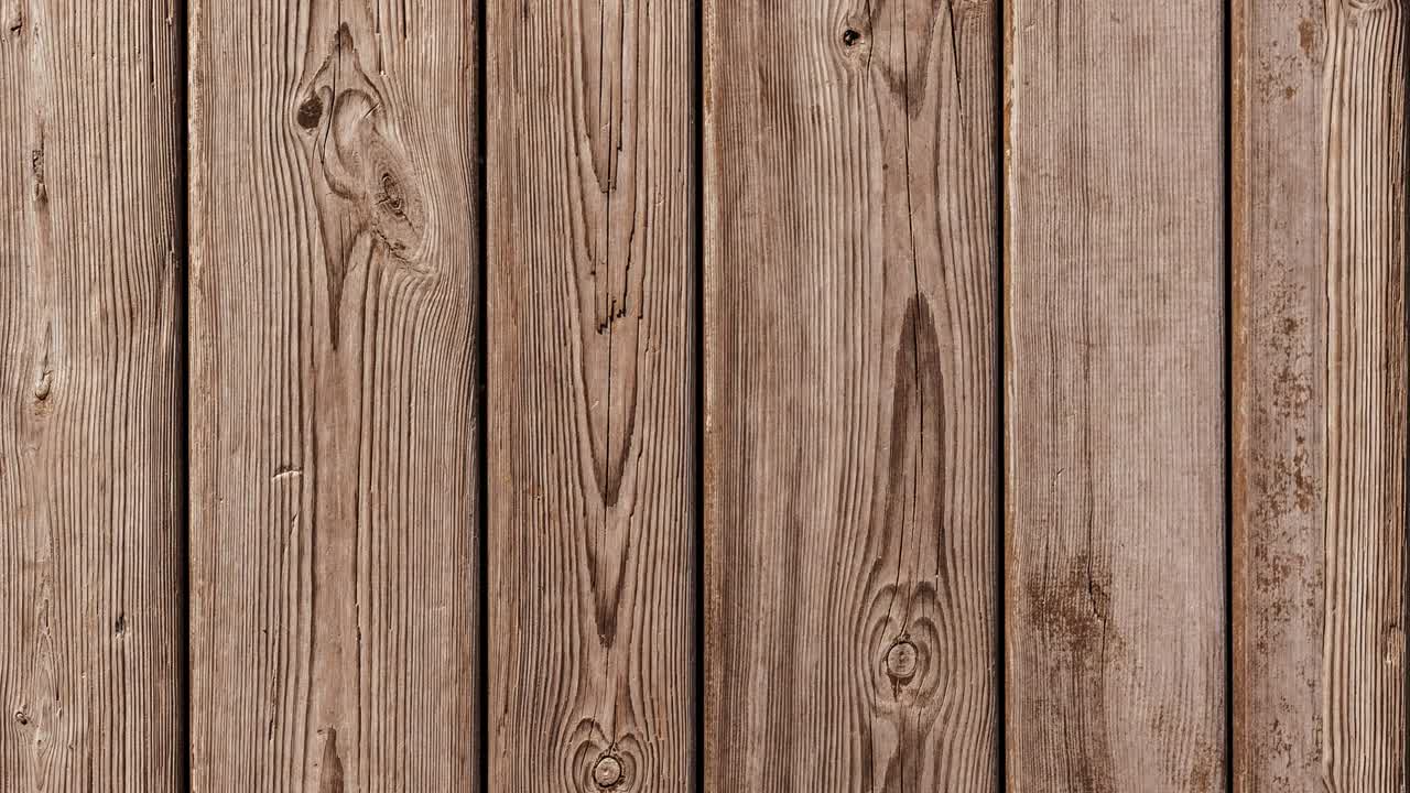 원활한 루프 운동: 매끄러운 오래된 나무판의 배경, 빛과 비 아래 야외에서 자연스러운 노화, 수직 지향 비디오.