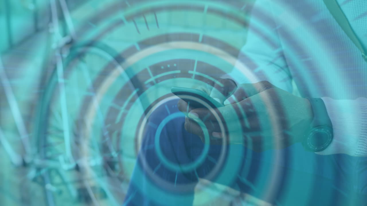 animación de pantallas de interfaz y texto 6g moviéndose sobre un hombre sentado en la calle usando un teléfono inteligente