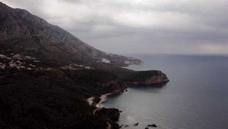 Luftdrohnenaufnahme-Der-Südküste-Montenegros-An-Einem-Bewölkten-Tag