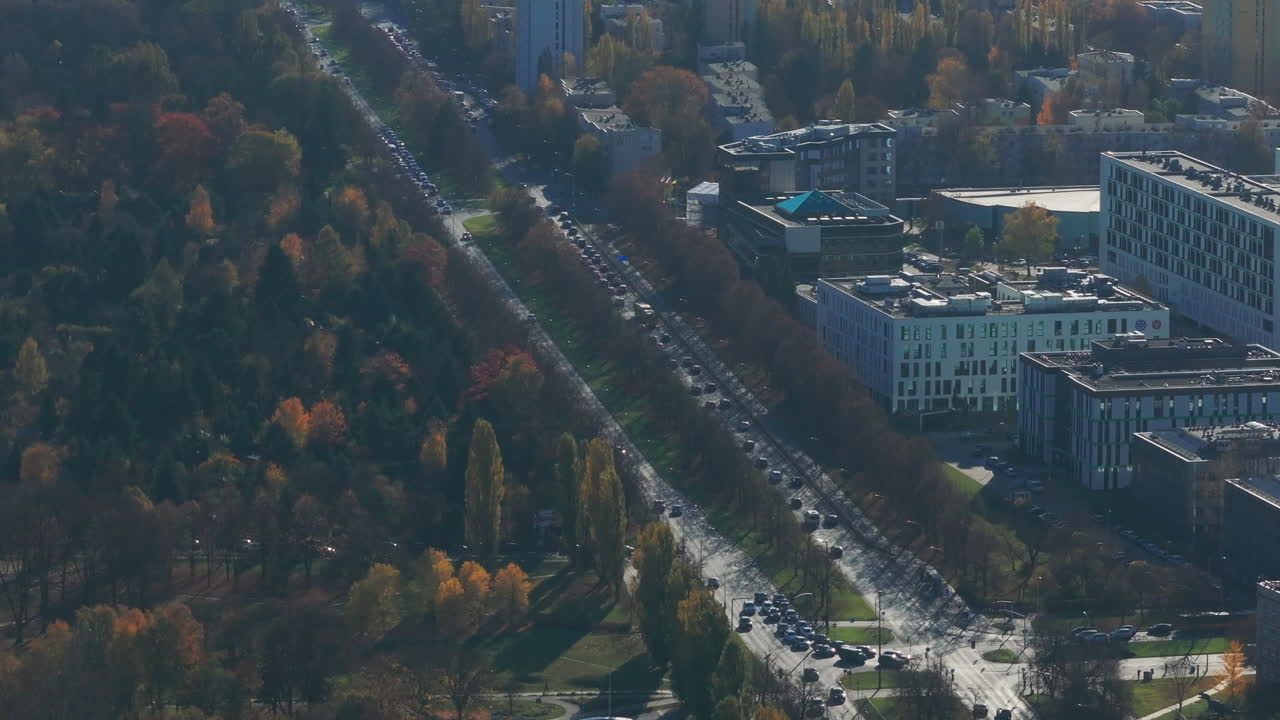 바르샤바 쇼핀 공항을 향한 공항 도로에서 공중 촬영