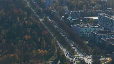 Schwenk-Luftaufnahme-Von-Der-Flughafenstraße-In-Richtung-Warschauer-Chopin-Flughafen