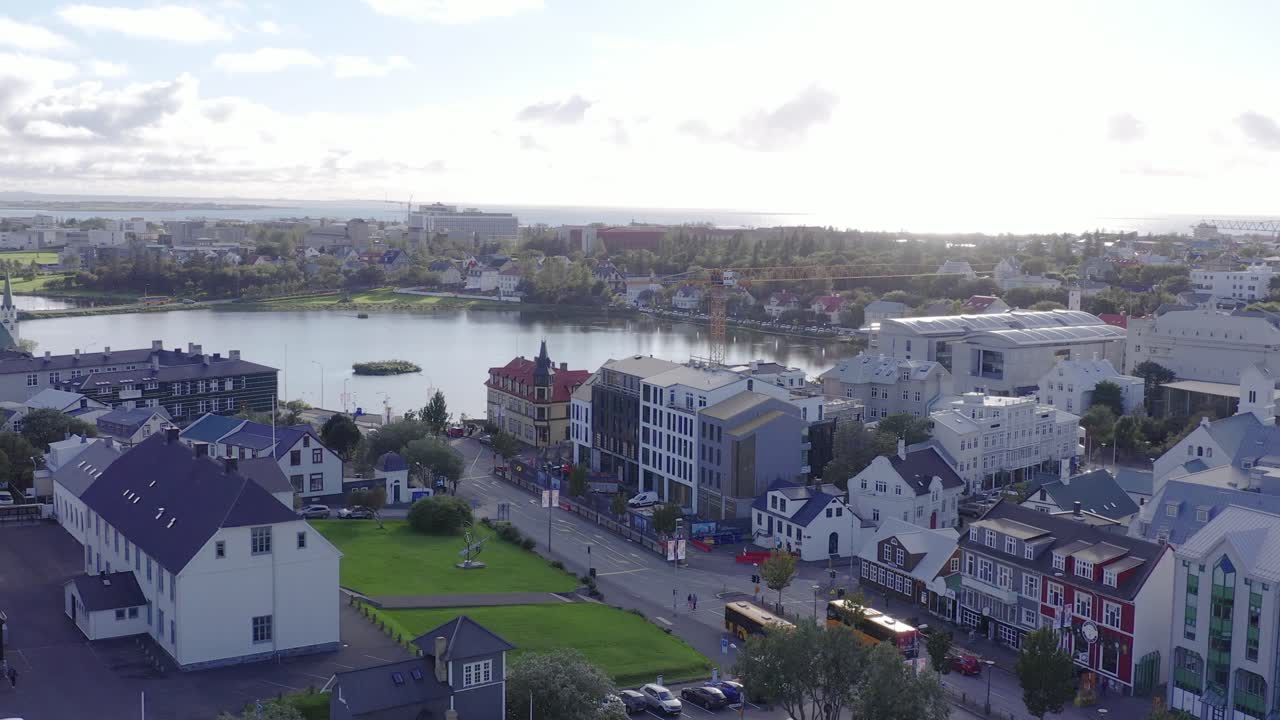edificios tradicionales de islandia en la calle lækjargata con sol brillante en el cielo
