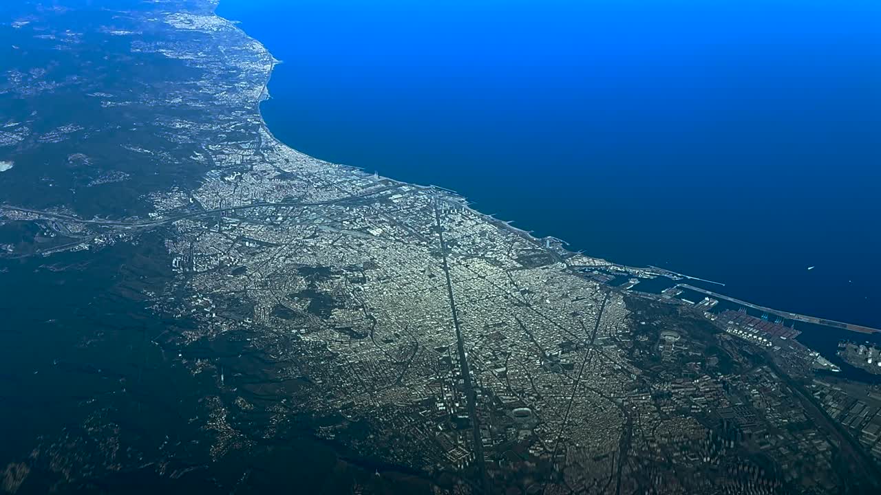 Bir jet kokpitinden 6000 metre yükseklikte çekilmiş Barselona şehrinin (BCN) yüksek irtifa hava görünümü. Elde çekilmiş kamera görüntüsü.
