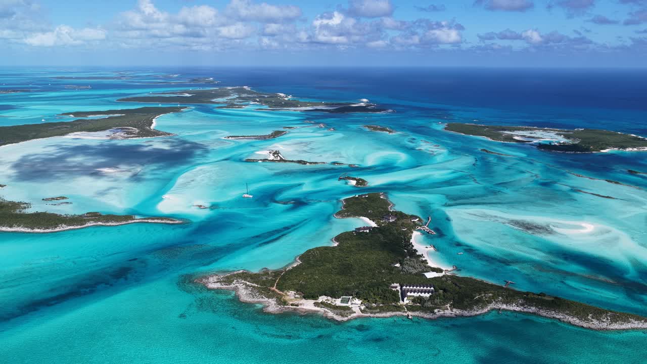 Exuma Skyline A Exuma A Black Point Bahamas. Skyline Caraibico. Paesaggio Spiaggia. Sfumature Di Blu Ad Acquerello. Exuma Skyline A Exuma A Black Point Bahamas. Sfondo Natura