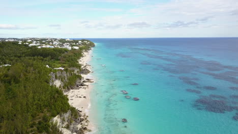 orilla de agua azul en las bermudas en un día soleado