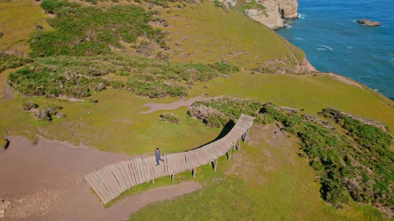 파타고니아의 chiloé 섬에서 soul's dock 위를 날아가는 드론, 칠레 여행 목적지, 푸른 오염되지 않은 바다 주변 풍경, muelle de las almas, 큐카오