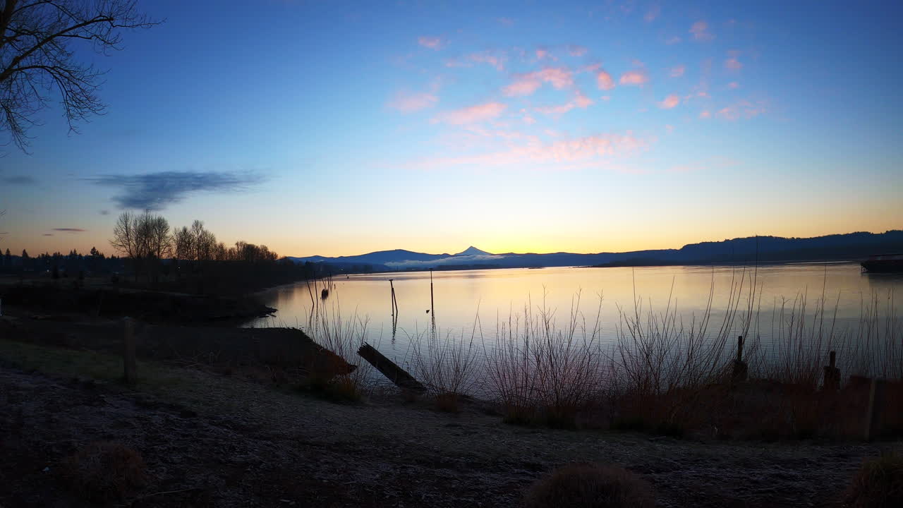아름다운 일출의 시간 경과, 큰 호수 옆에 있는 초원의 경치 좋은 전망, 강 위를 지나가는 큰 보트
