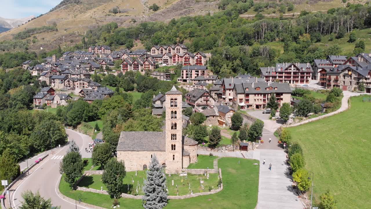 Foto udara: Sant Climent de Taüll di Pegunungan Pyrenees Catalonia