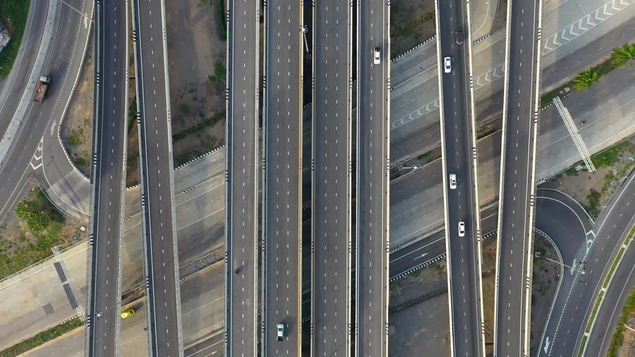 고속도로, 교통 도시 교차로, 교차로 교차로에서 자동차와 함께 고속도로의 위상