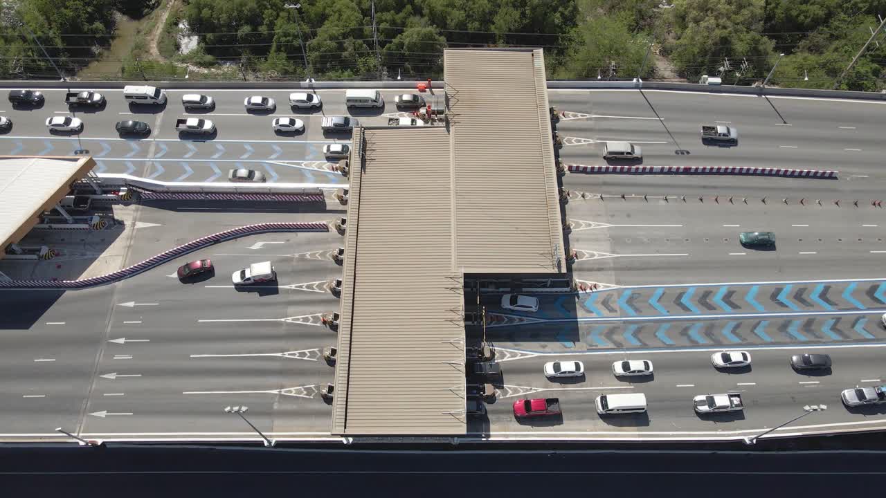 양방향 교통량이 포함된 하향식 보기 고속도로 통행료, 차량은 수수료를 지불합니다.