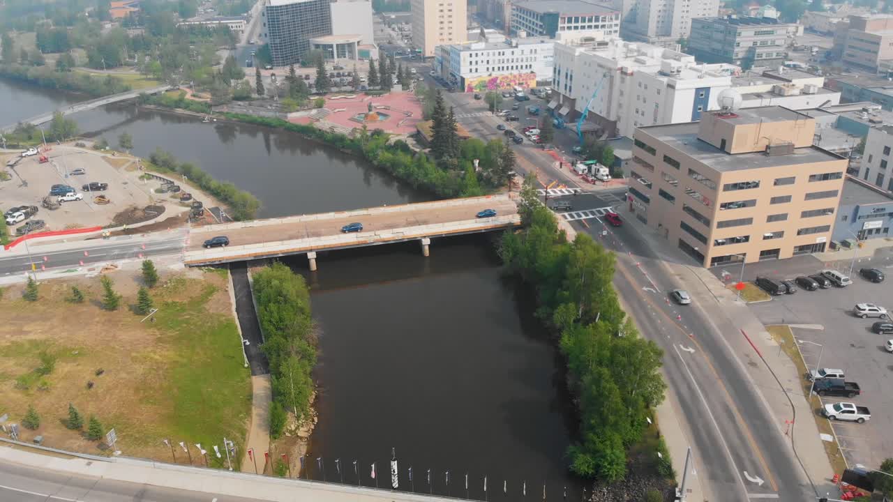 video de drones de 4k de los puentes de la calle barnette y la calle cushman sobre el río chena en el centro de fairbanks, alaska durante el día de verano
