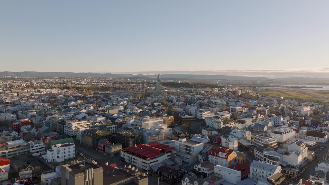 Kaunis Reykjavikin kaupunki turistinähtävyys Hallgrímskirkja-kirkkoineen keskustassa.