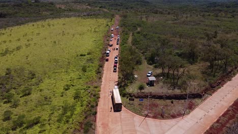 drone disparó argentina santa ana bosque con coches estacionados con el mediodía tarde con cielo azul paisaje nublado alrededor de santa ana