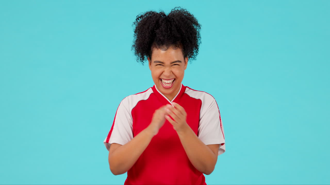 celebrando, la mujer aplaudiendo sus manos