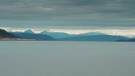 Schwere-Wolken-Hängen-über-Dem-Grauen-Wasser-Des-Fjords