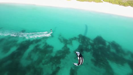 Kitesurfer-Fliegen-Von-Links-Nach-Rechts-Am-Uferstrand,-Paradiesische-Insel-Crasqui,-Los-Roques