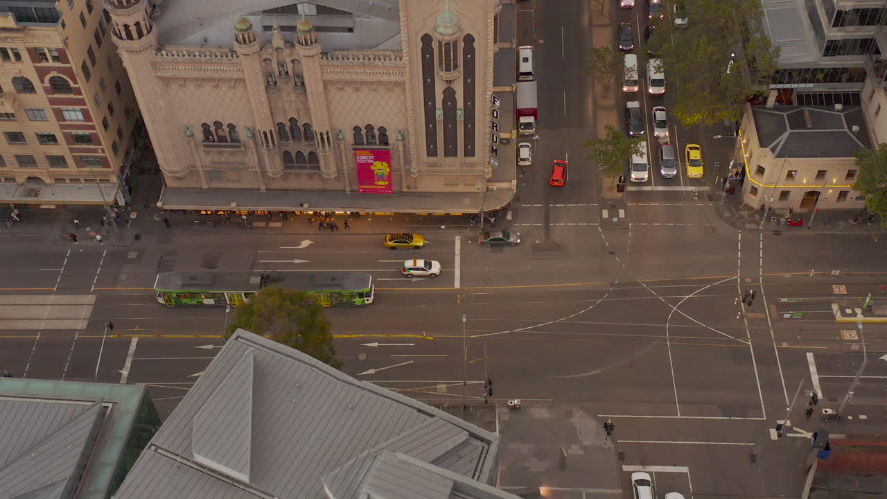 하루 중 피크 시간대에 환경을 혼잡하게 만드는 도로를 가로지르는 도시의 번잡함