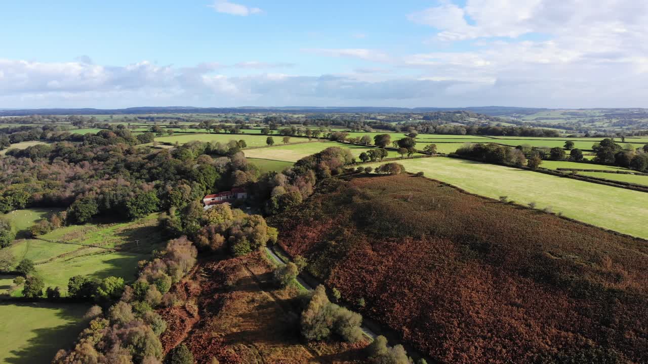 Vooruitgaande luchtopname met uitzicht over het platteland van de Blackdown Hills, Devon, Engeland, VK.