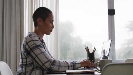 Frau-Arbeitet-Am-Laptop,-Während-Sie-Am-Tisch-Sitzt