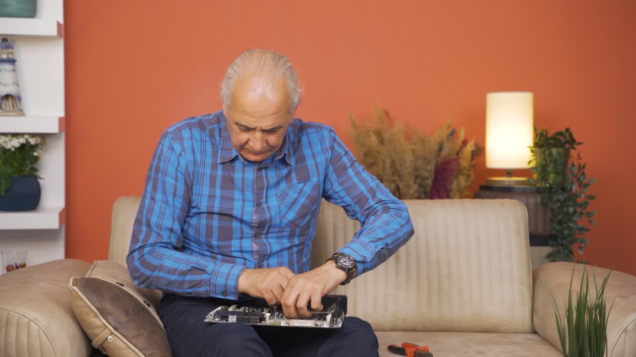 ⁇ 은이가 부러진 물건을 고치려고 합니다.