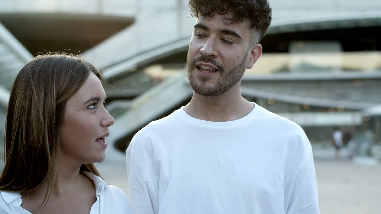 즐거운 젊은이들이 원으로 서서 소통하고 있습니다.