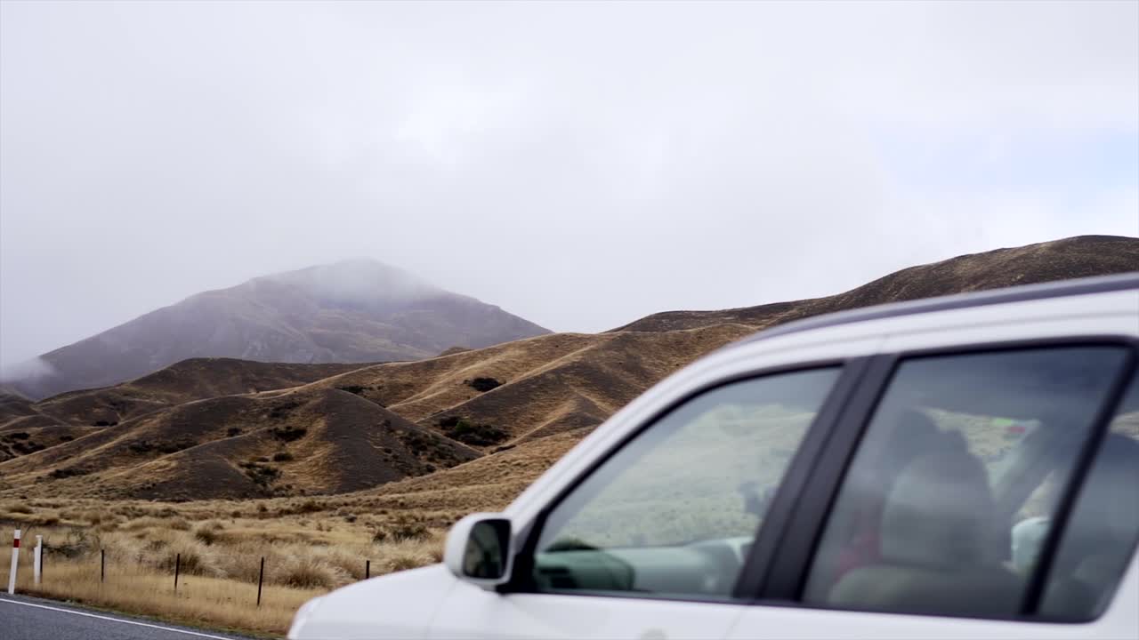 Auto che guida su una strada panoramica tra le montagne