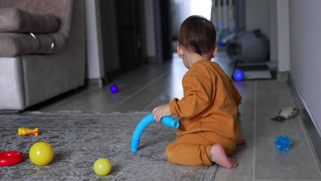 bebé jugando con juguetes en el suelo