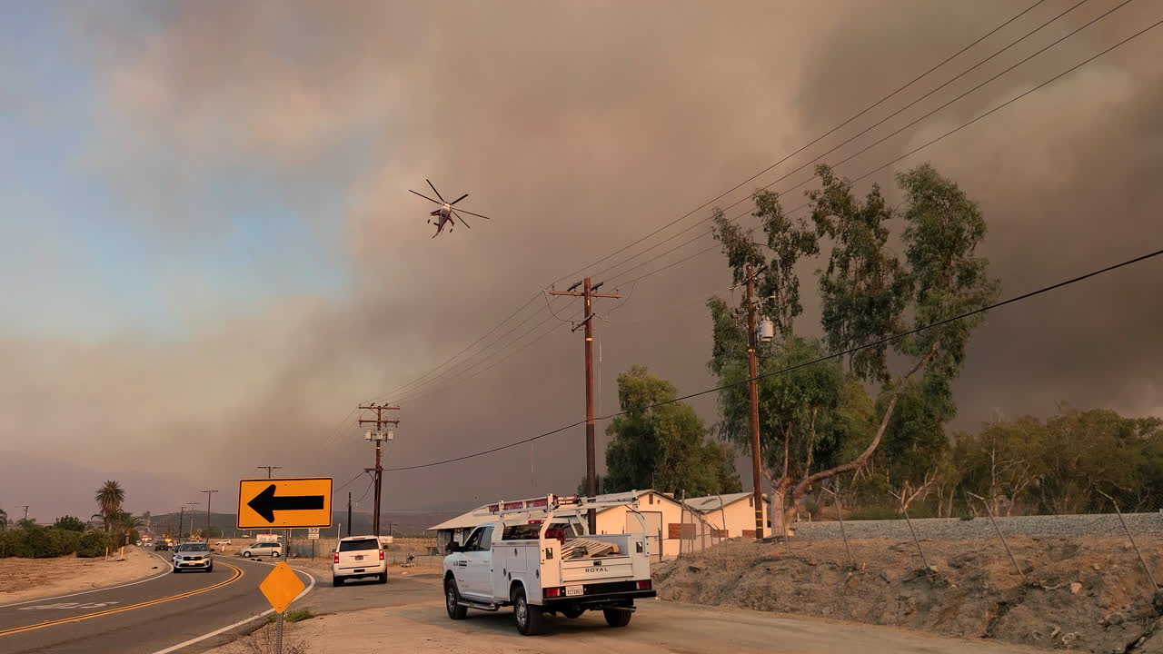 elivis 화재 물 폭탄 헬리콥터가 밖으로 나타납니다